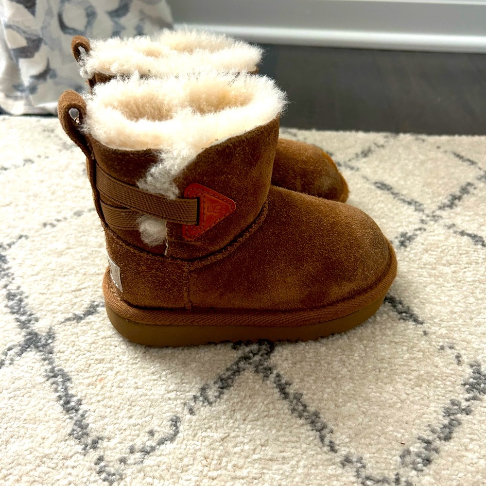 Toddler UGG - easy slide in boot! Size 7 (runs slightly small IMO) Chestnut